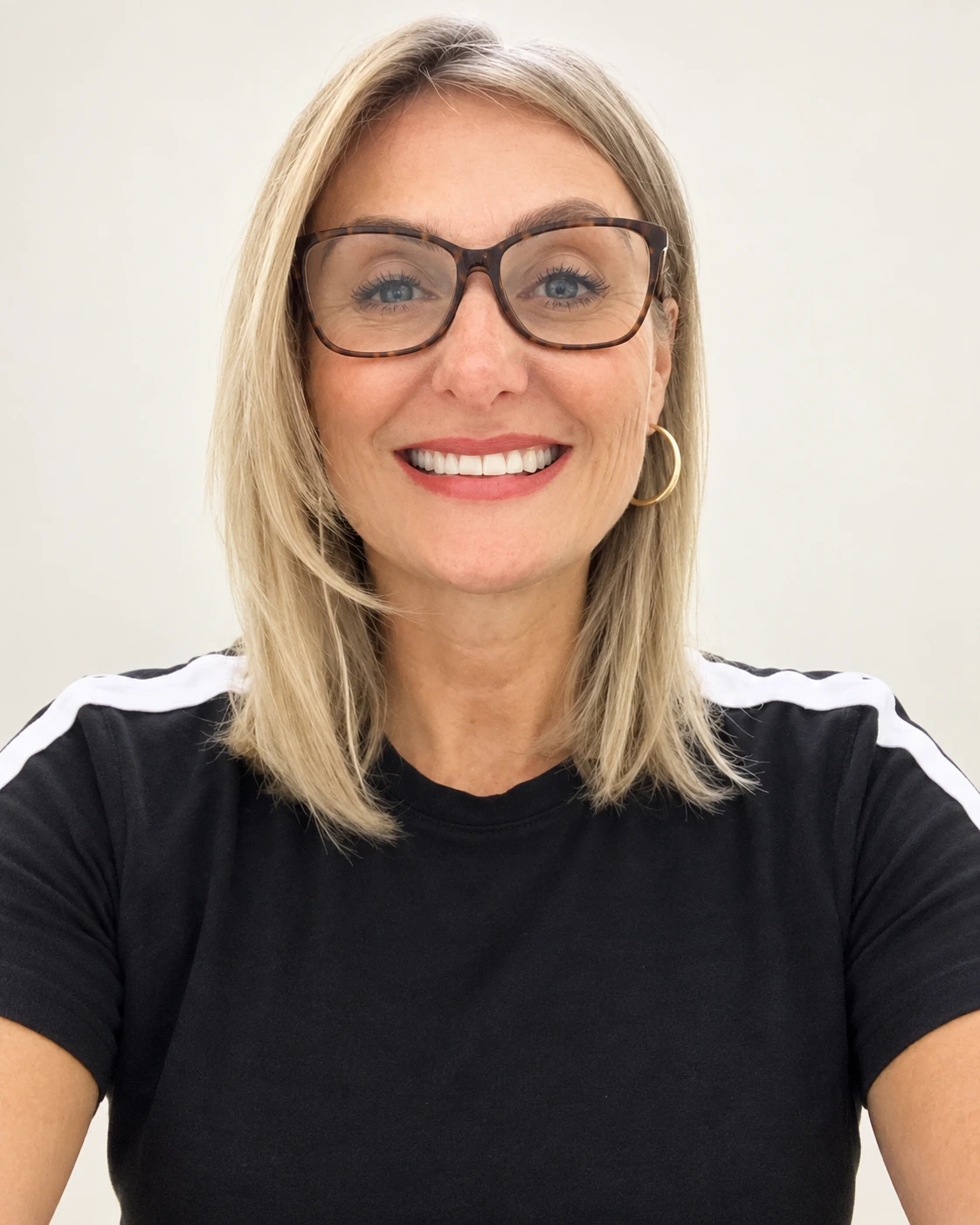 Denise Augsten, professora particular de inglês, sorrindo.